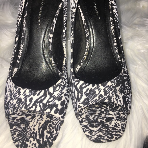 BCBG Floral Peep Toe Heels EUC - Picture 4 of 7